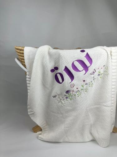 بطانية مواليد مع تطريز الاسم بتصميم ورود