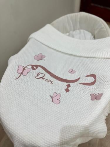 بطانية مواليد مع تطريز الاسم بتصميم فراشات