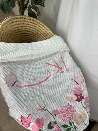 بطانية مواليد مع تطريز الاسم بتصميم ورود