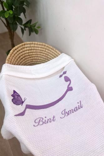 بطانية مواليد مع تطريز الاسم بتصميم فراشات