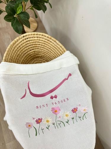 بطانية مواليد مع تطريز الاسم بتصميم ورود