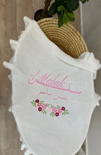 بطانية مواليد مع تطريز الاسم بتصميم ورود