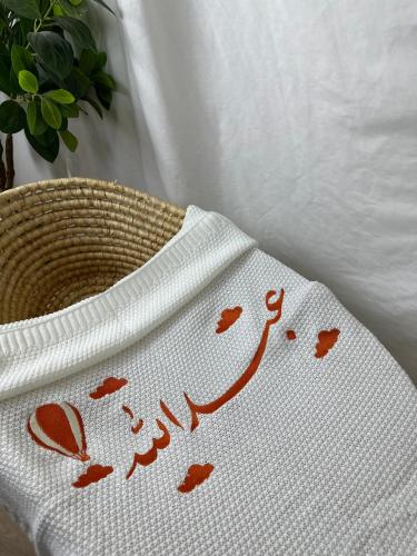 بطانية مواليد مع تطريز الاسم برسمة منطاد وسحاب