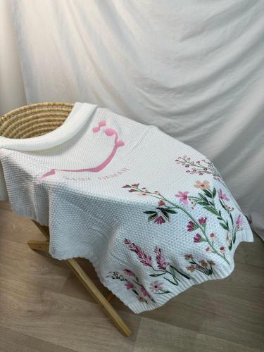 بطانية مواليد مع تطريز الاسم بتصميم ورود