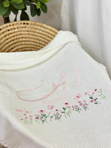 بطانية مواليد مع تطريز الاسم بتصميم ورود