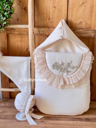 مدس مع اللفه والقبعه الفرنسيه