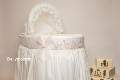 سرير  بناتي