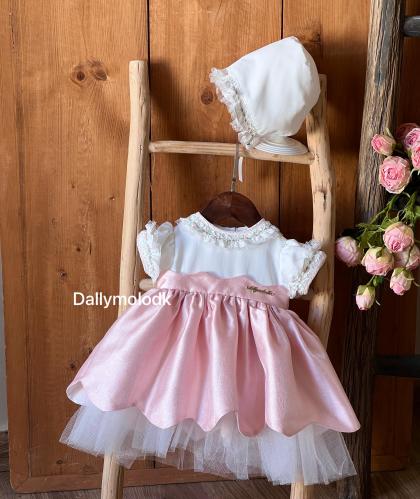 فستان من 0_3 الى 9_12 مع القبعة الفرنسية ومن 1 الى 5 سنوات بدون القبعة