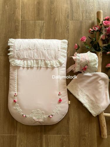 مفرش وردي بناتي مع لفه والقبعة الفرنسية