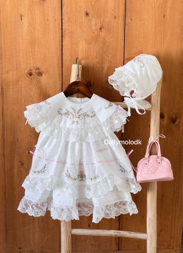 فستان أبيض من 0_3 قبعة الشهور الى 9_12 مع القبعة الفرنسية ومن 1 سنة الى 5 سنوات بدون القبعة