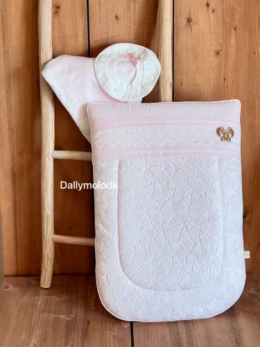 مفرش الفراشه مع اللفه والقبعه