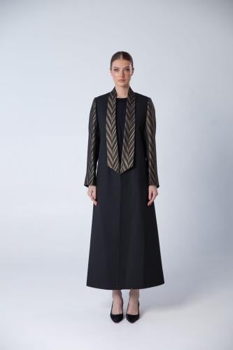 بليزر اسود وجاكار ذهبي فالكتف