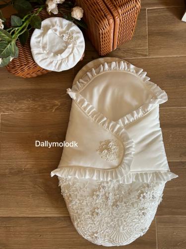 مهاد أمريكي اوف وايت مع القبعة