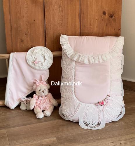 مفرش مع اللفه والقبعه الدائريه