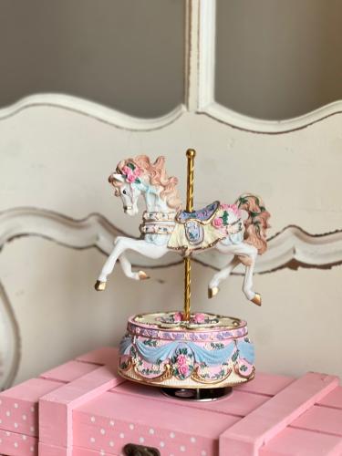 تحفه دواره موسيقيه من الجبس حصان 18m*11cm