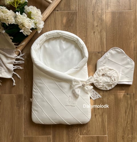 مدس محايد اوف وايت مع اللفه والقبعه الدائريه