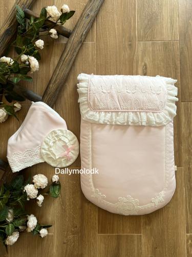 مفرش وردي بناتي مع لفه والقبعة الفرنسية