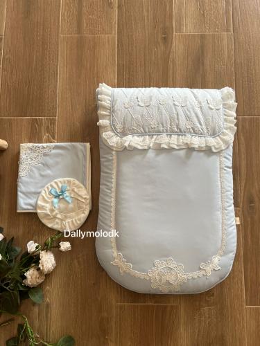 مفرش أزرق مع لفة والقبعة