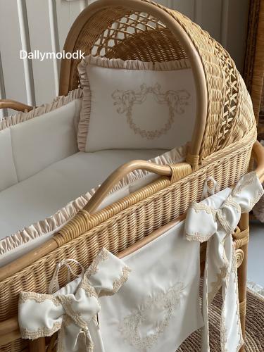 سرير خيزران تطريز لون بيج محايد مع المخدة