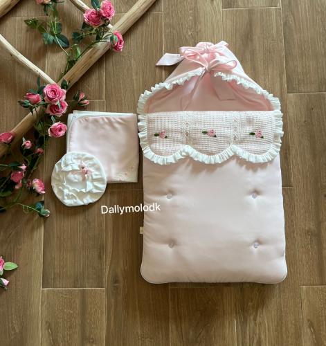 مدس وردي مع لفة والقبعة