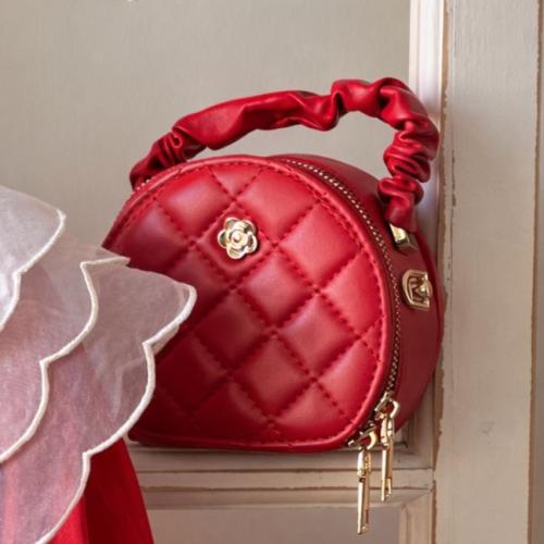 شنطة جلد أحمر