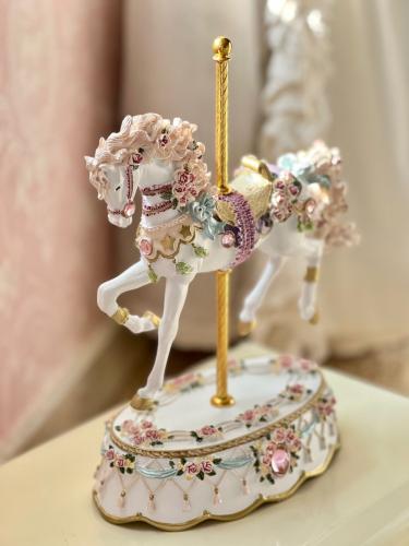 تحفه موسيقيه من الجبس حصان 26cm*16cm
