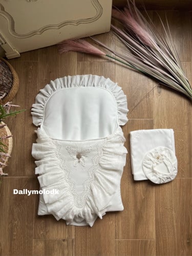 مدس اوف وايت بناتي مع اللفه والقبعه الدائريه