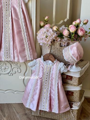 فستان 0-3 الى 9-12 مع القبعه الفرنسيه من1الى 5 سنوات بدون القبعه