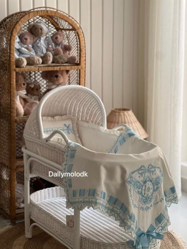 سرير خيرزان ولادي مع مخدة