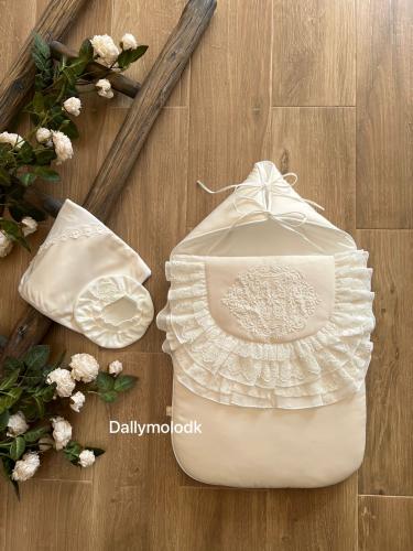 مدس بيج فاتح مع اللفه والقبعه الدائريه