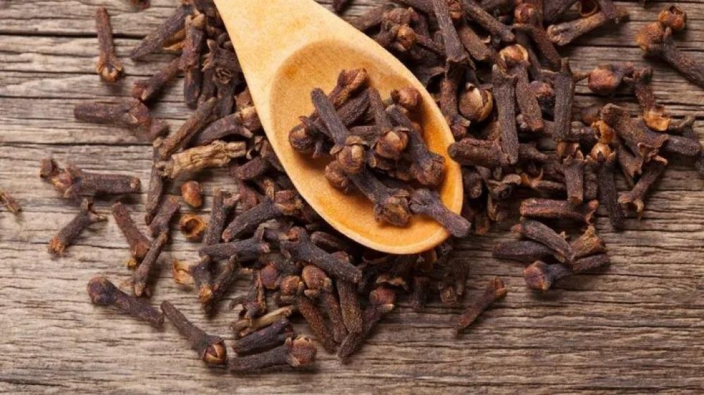 زيت القرنفل الدافئ لتنشيط فروة الرأس