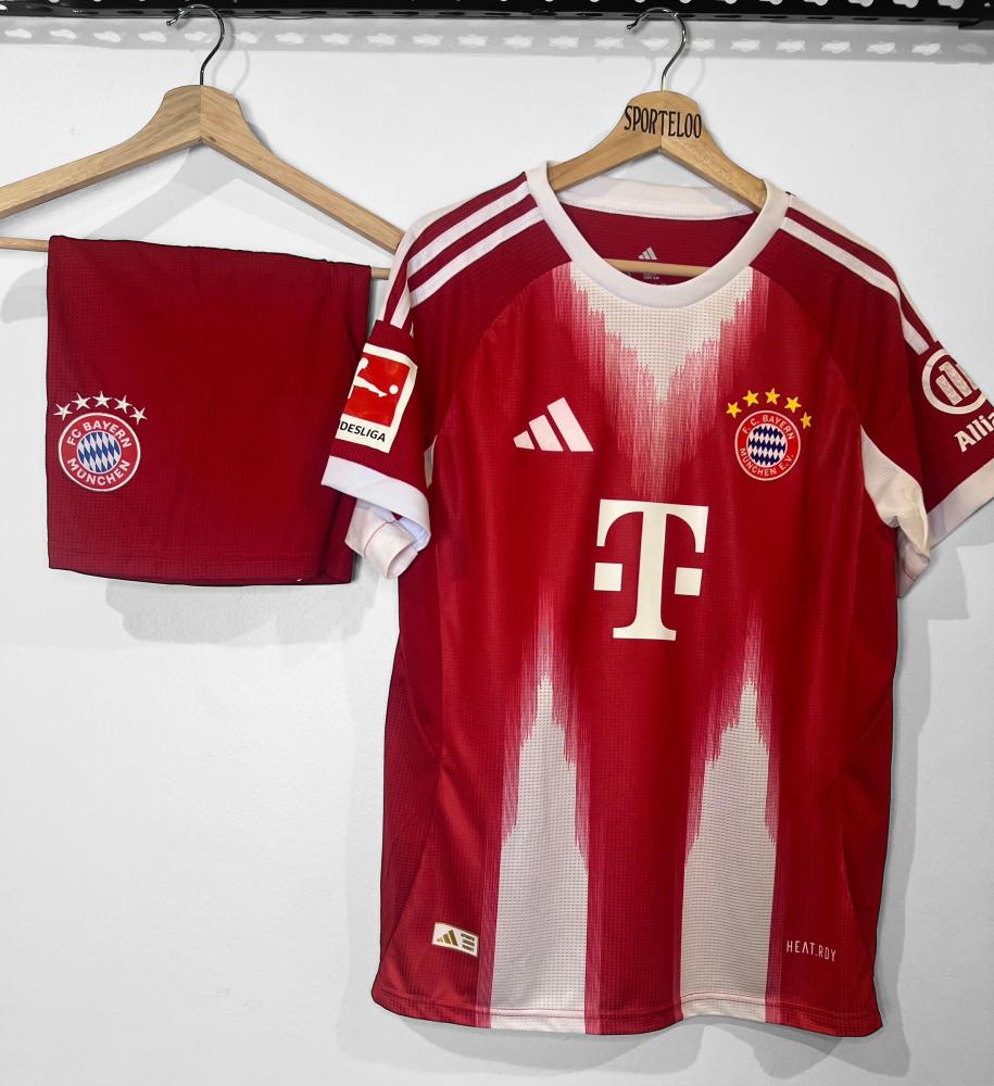 طقم بايرن الاساسي 25_26