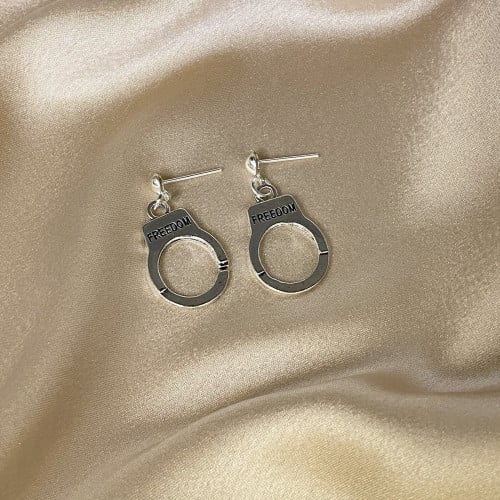 حلق فريدوم الفضي | Freedom handcuff earrings
