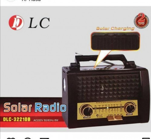 راديو شكل قديم يعمل بالطاقة الشمسية DLC