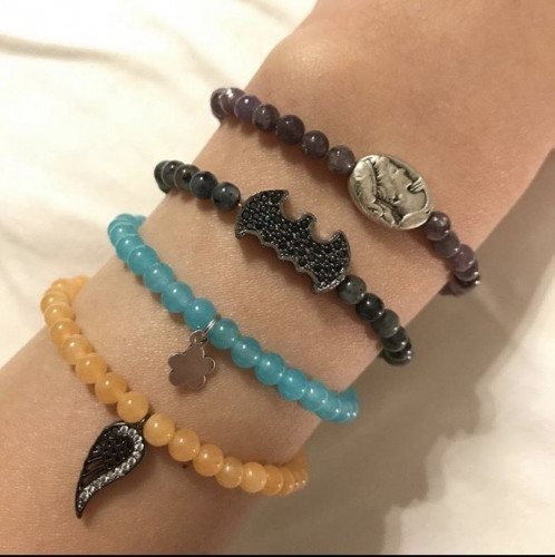 اساور بخرز ملون مع تعليقات مختلفه