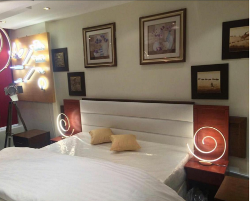 غرفة نوم فندقية مودرن آلاسكا