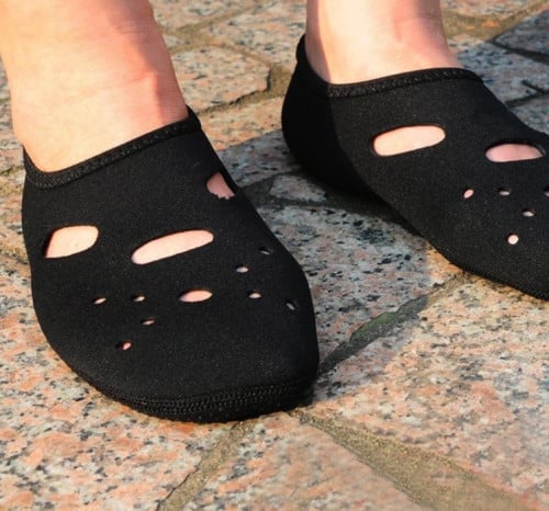 حذاء خفيف للجنسين للشواطئ والمسابح مانعة للأانزلاق باللون الأسود