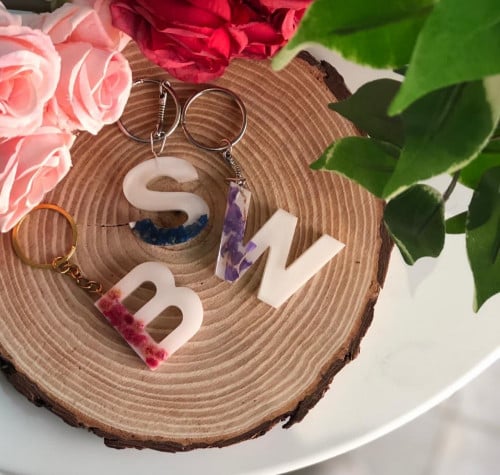 ميدالية حرف للمفاتيح أنيقة من الريزن