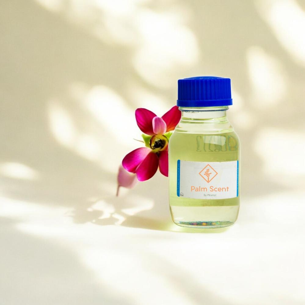 رذاذ عطري فاخر من Palm Scent على طاولة خشبية بجوار شموع مضيئة