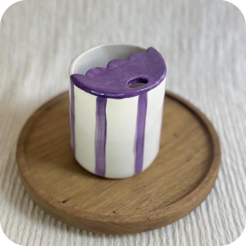 كوب أنيق مخطط بنفسجي يدو