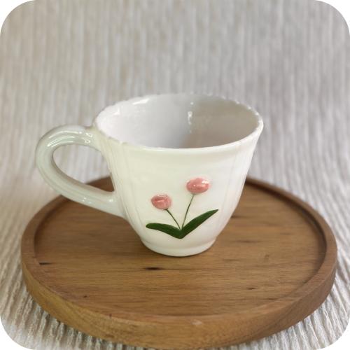 كوب أبيض بنقش زهري رقيق