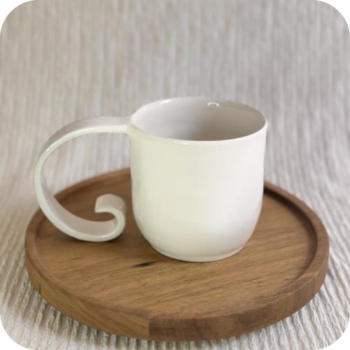 كوب أنيق بالمقبض الملتوي