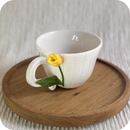 كوب وردتي الصفراء