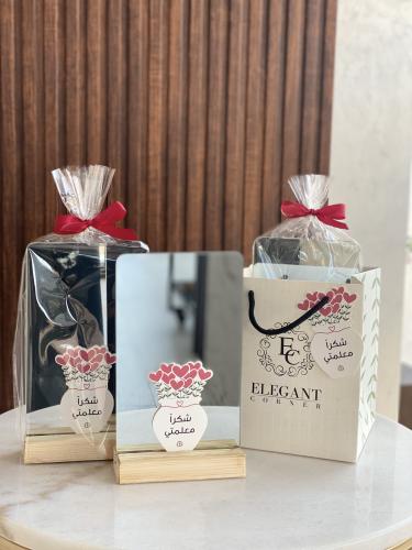 مرايا مع قاعدة خشبية بعبارة شكراً معلمتي