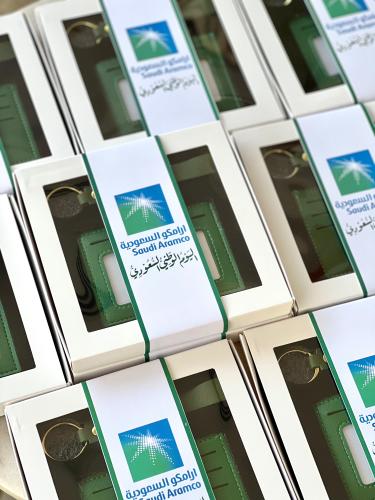 بوكس ( كارد هولدر + ميدالية ) باللون الأخضر مع تصميم شعار اليوم الوطني