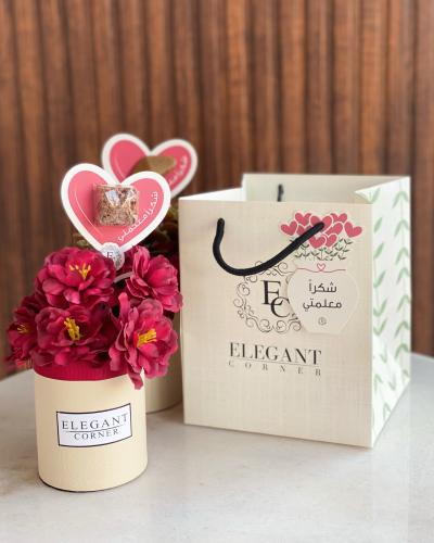 فازة ورد صناعي بعبارة شكراً معلمتي