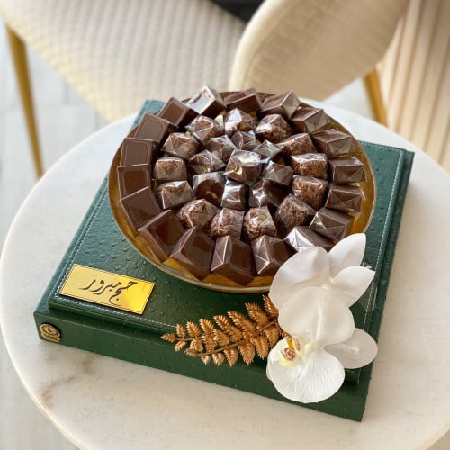 قاعده من الجلد الفاخر يحتوي على صينية بداخلها نصف كيلو شوكولاتة بلجيكية