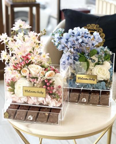 درج الشوكولاتة مع تنسيق ورد صناعي