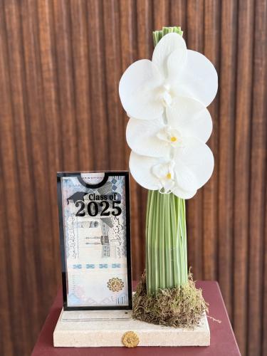 ستاند رخامي تقديم مبلغ مالي للتخرج