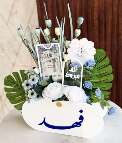 فازة ورد صناعي مع اسم خاص